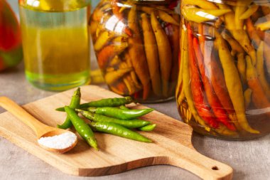 Korunmak için konulmuş yeşil biber ve biber kavanozları.