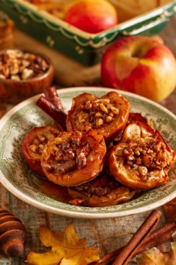  Sonbahar kırsal dekorunda kurutulmuş meyve, ceviz ve bal ile pişirilmiş elma.