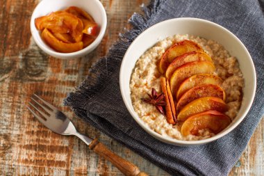 Karamelli elmalı yulaf ezmesinden yapılmış sağlıklı bir kahvaltı.