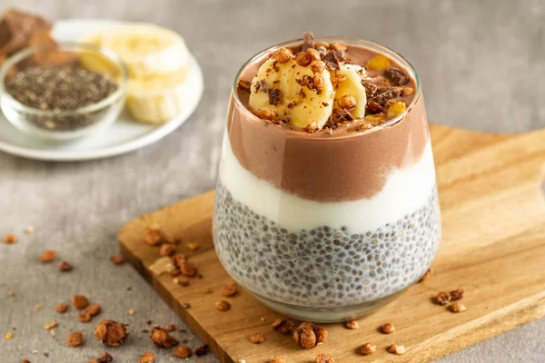 Bardakta Chia pudingi, kremalı tatlı, sağlıklı kahvaltı.