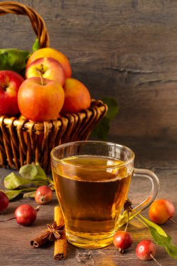 Elma suyu ve ahşap masa üzerinde küçük elma