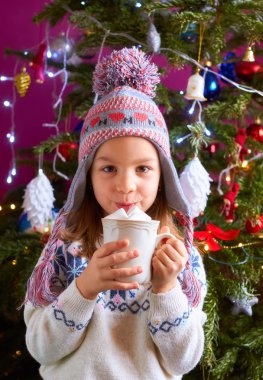 küçük kız sıcak çikolata içme