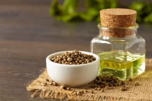 Semillas de cáñamo y aceite de cáñamo, de cerca — Foto de Stock