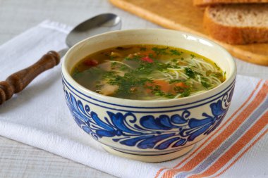 Ev yapımı tavuk çorbası bir tablo