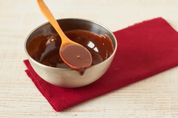 Salsa di cioccolata calda in una ciotola — Foto Stock