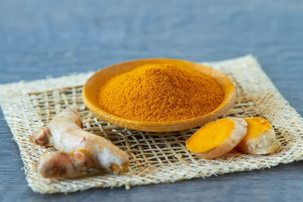 Racine de curcuma et poudre de curcuma — Photo