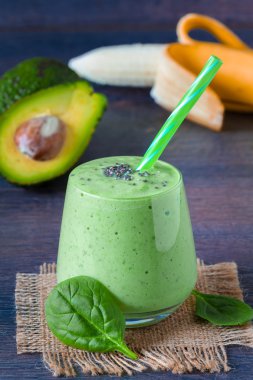 Taze madde üzerinden yeşil smoothie