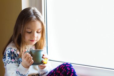 Çocuk evde çay içme