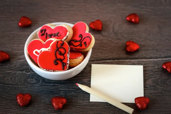 Carta bianca e biscotti a forma di cuore — Foto Stock