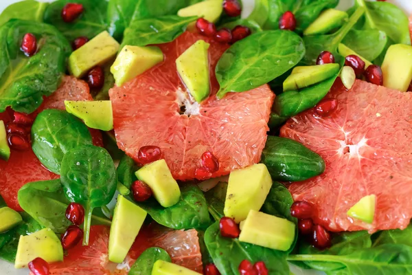 Вегетаріанський салат з грейпфрутом, шпинатом та авокадо — стокове фото