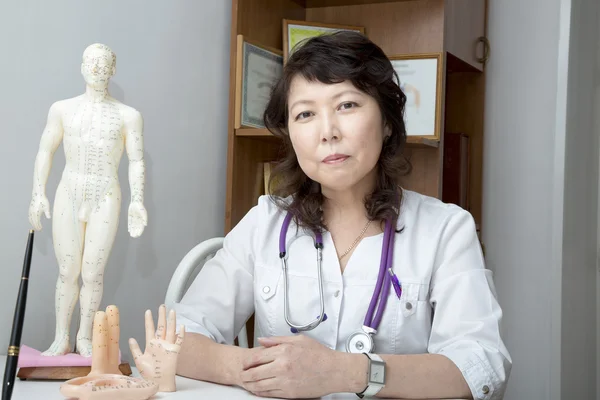 Tratamiento de las personas de sanguijuelas médicas . — Foto de Stock