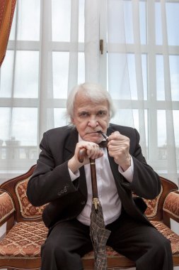 Ceo bir koltukta oturur