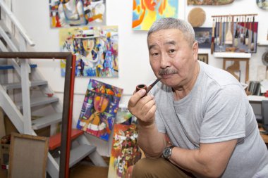 Dışavurumcu ressam sanat stüdyosunda