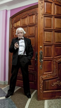 Smokin kış bahçesinde bir adam