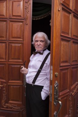 Smokin kış bahçesinde bir adam