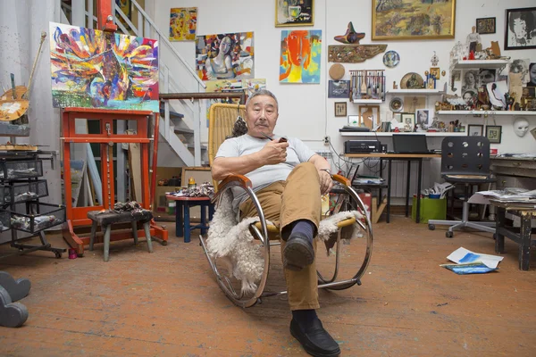 Expressionistischer Künstler in seinem Atelier — Stockfoto