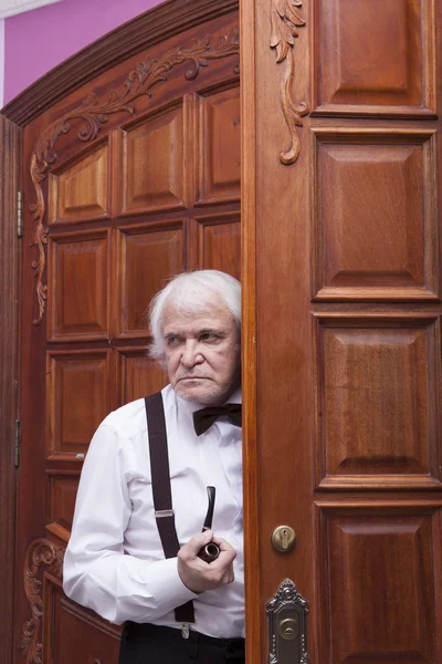 Een man in een smoking in de wintertuin — Stockfoto