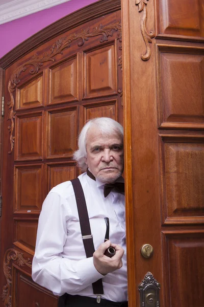 Een man in een smoking in de wintertuin — Stockfoto