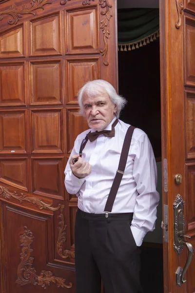 Een man in een smoking in de wintertuin — Stockfoto