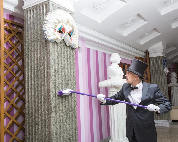 Servant  makes the cleaning of the expo hall — Stock Photo, Image