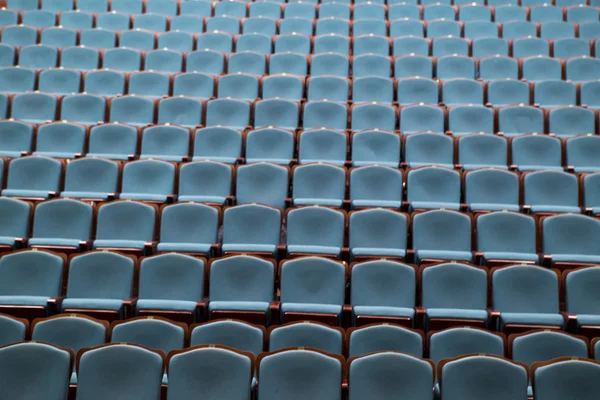 O auditório do teatro em tons azuis e verdes . — Fotografia de Stock