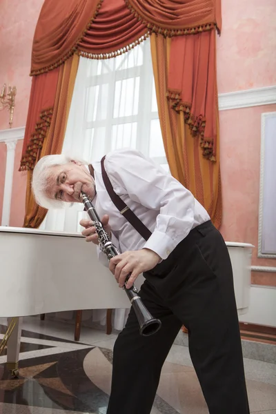 Aging musician plays the clarinet — Stock Photo, Image