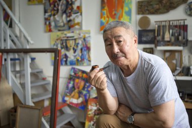 Dışavurumcu ressam sanat stüdyosunda