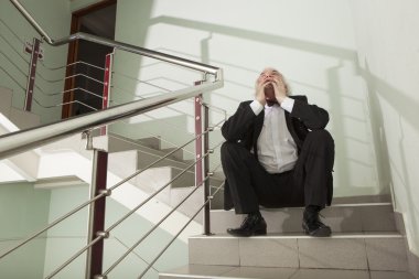 bir adam bir smokin metal merdiven