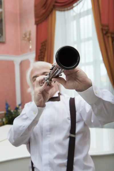 Aging musician plays the clarinet — Stock Photo, Image