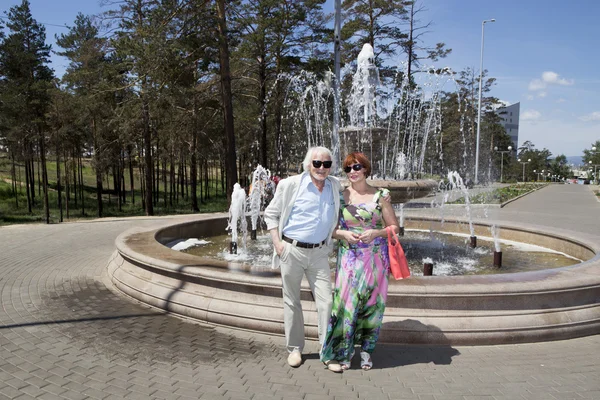 Bejaarde man en vrouw voor een wandeling — Stockfoto