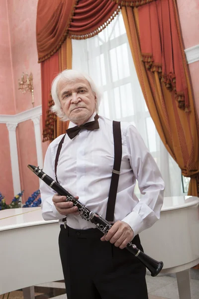 Aging musician plays the clarinet — Stock Photo, Image