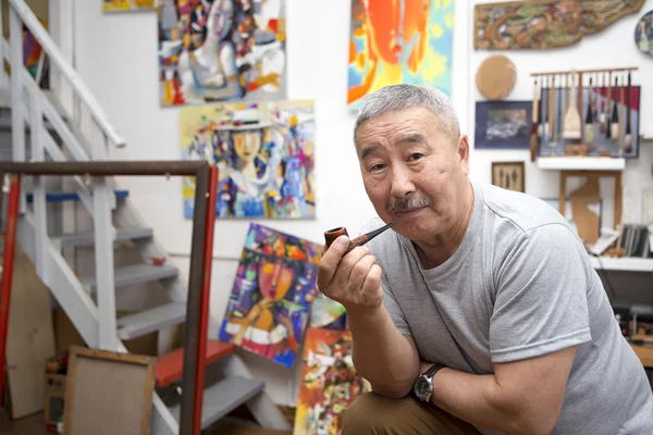 Dışavurumcu ressam sanat stüdyosunda