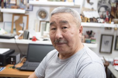 Dışavurumcu ressam sanat stüdyosunda