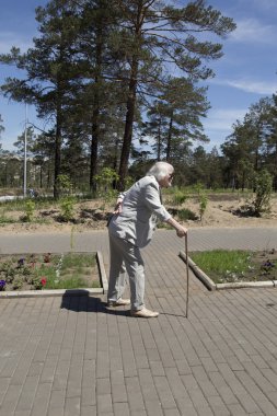 sırt ağrısı olan yaşlı bir adam