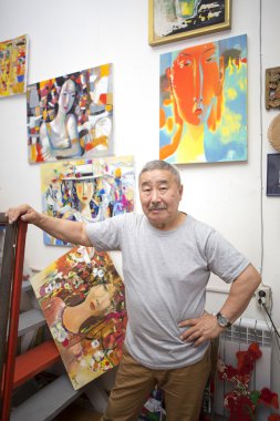 Dışavurumcu ressam sanat stüdyosunda