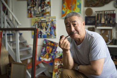 Dışavurumcu ressam sanat stüdyosunda
