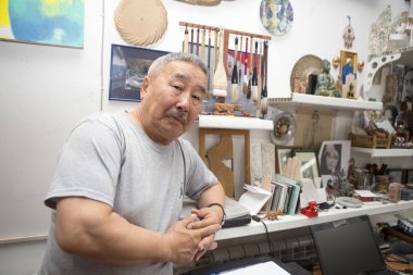 Dışavurumcu ressam sanat stüdyosunda