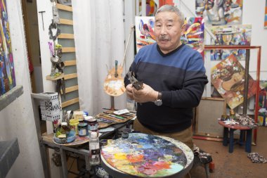 Dışavurumcu ressam sanat stüdyosunda