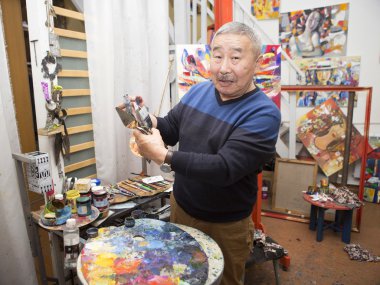Dışavurumcu ressam sanat stüdyosunda