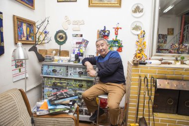 Dışavurumcu ressam sanat stüdyosunda