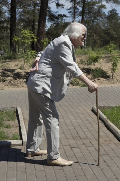 Um homem idoso com dor nas costas — Fotografia de Stock