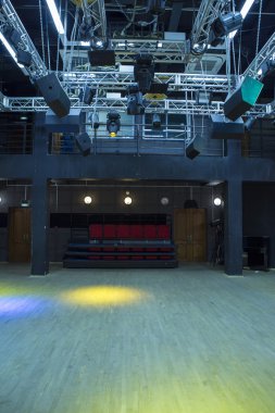 Küçük salon odası tiyatro sahnesi