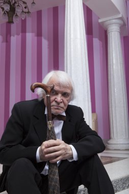 Smokin kış bahçesinde bir adam