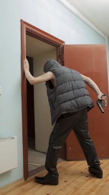 Tavan arasında silahlı silahlı soyguncu