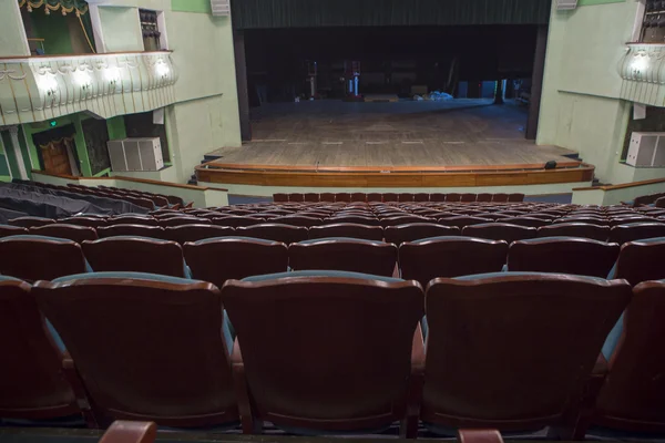 O auditório do teatro em tons azuis e verdes . — Fotografia de Stock