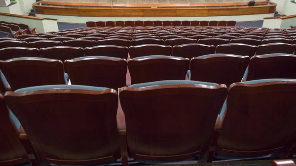 O auditório do teatro em tons azuis e verdes . — Fotografia de Stock