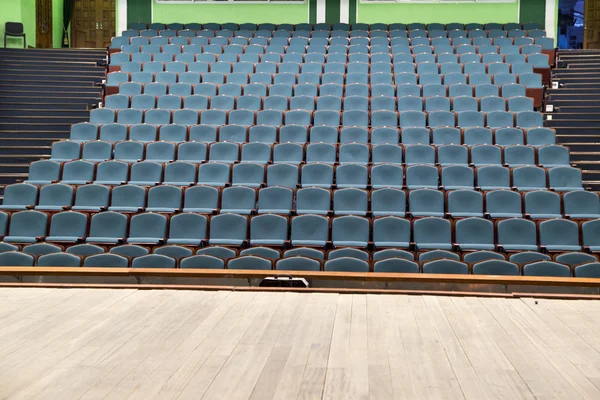 O auditório do teatro em tons azuis e verdes . — Fotografia de Stock