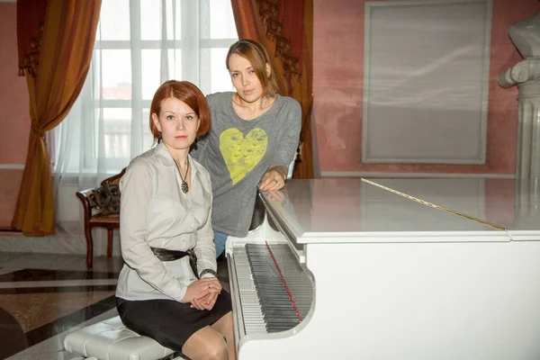 Dos Hermosas Mujeres Rusas Piano Blanco Retrato — Foto de Stock