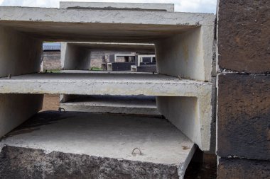 Şehrin su ve kanalizasyonunun onarımı, boruların ve kilit cihazlarının değiştirilmesi.