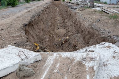 Şehrin su ve kanalizasyonunun onarımı, boruların ve kilit cihazlarının değiştirilmesi.